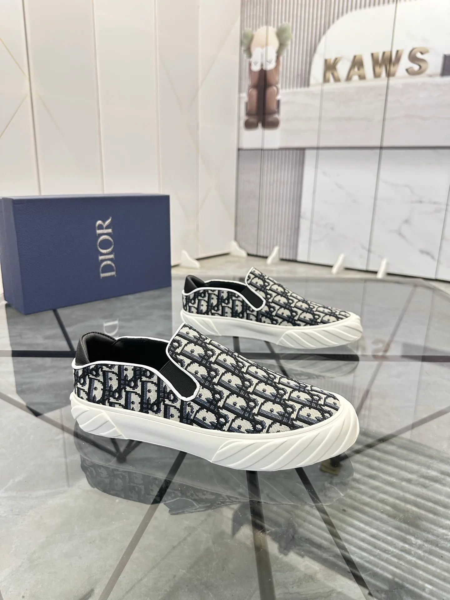 Men's shoes for sale 💰: 💰P380¥ Product trademark: Dior* "Dior*" slip-on shoes Regular size: 38-44 (can be customized to 45) Product materials: upper imported cowhide stitched with original fabric, sheepskin lining, original outsole. No.:6735
